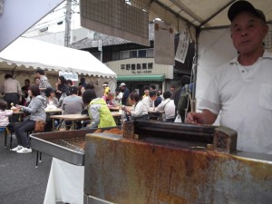 旧東海道も人通り多く