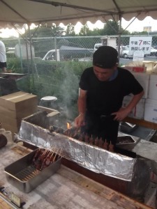 いつも一緒の串焼き屋さんも準備中