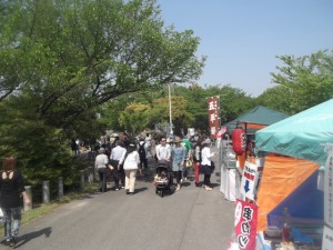 飲食ブースの並んだ一画