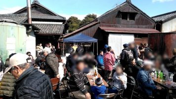 酒蔵見学会開場後の飲食スペースの様子