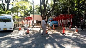 成海神社、スロープを工事中