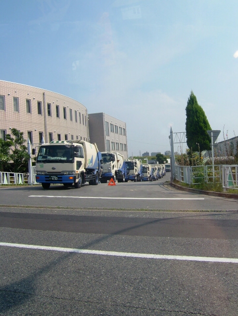 工場を出発するごみ収集車