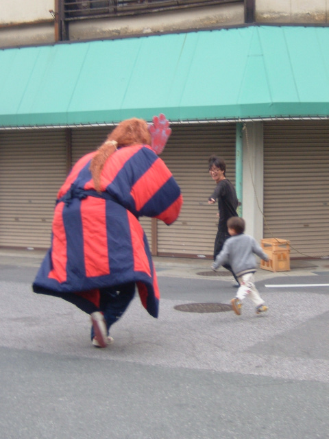 子どもを追いかける猩々